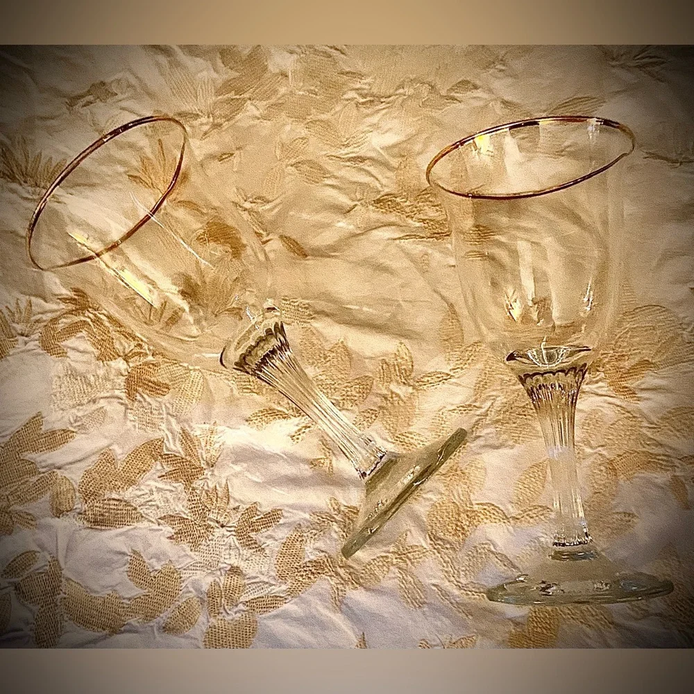 NWOT Gold Rimed Elegant Wine Glasses, Stunning Simple Design, Great Condition🍷🍷